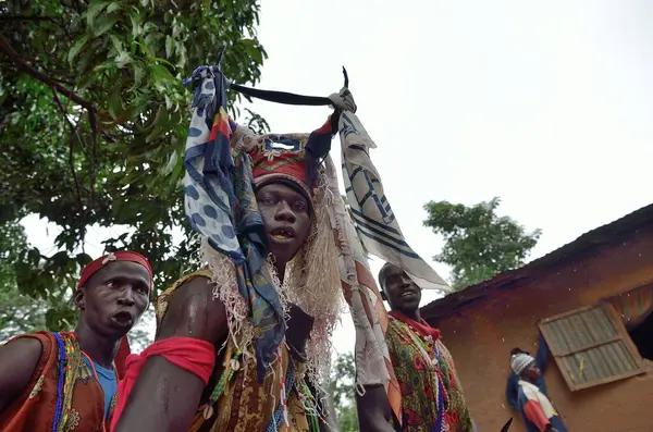 Masai Mara erkekleri geleneksel renkli giysiler içinde Maasai Mara kabilesi köyünde Masai Mara Ulusal Rezervi yakınlarındaki ünlü Safari seyahat merkezinde geleneksel Masai atlayışı dansını gösteriyorlar.