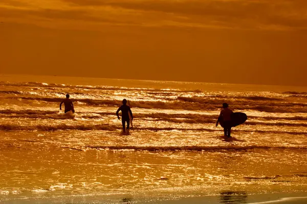 Jongeren Surfen Overdag Golven Zee — Stockfoto