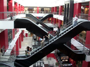 Alışveriş merkezinin içinde yürüyen merdivenleri geçmek