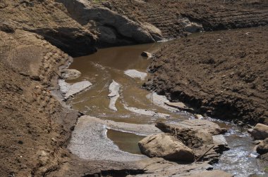 Dağlardaki nehrin güzel manzarası
