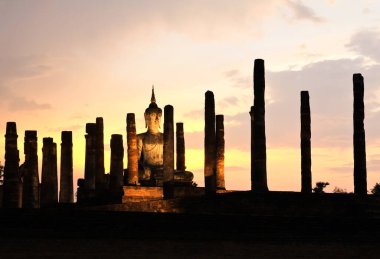 Antik Buda heykeli alacakaranlıkta, Wat Mahathat, Sukhothai 'de 
