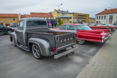 1956 model Ford F100 pikapının mükemmel bir örneği.