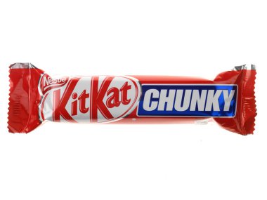 Beyaz arkaplanda KitKat Chunky Çikolata Çubuğu