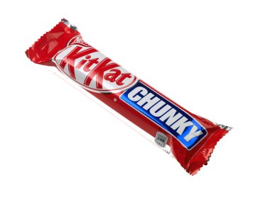 Beyaz arkaplanda KitKat Chunky Çikolata Çubuğu