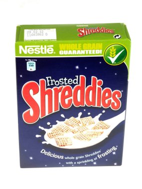 Beyaz arkaplanda bir kutu buzlu Shreddies