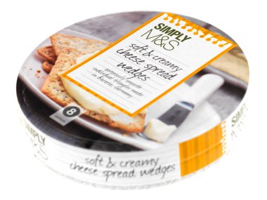 Yumuşak Peynir Beyaz arkaplana yayılmış