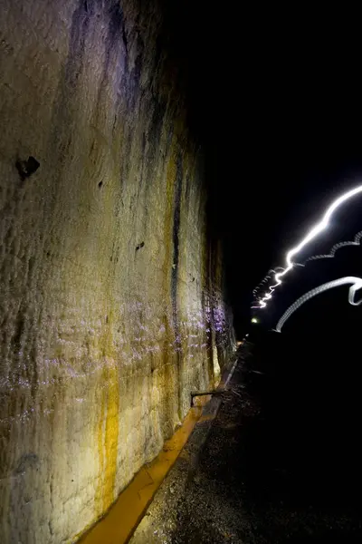 Calcificação Das Paredes Escuras Túnel — Fotografia de Stock
