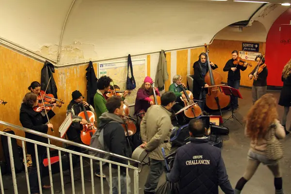 Orchestra Plays Metro Station Paris — Stock Photo, Image