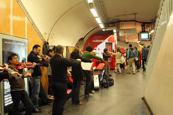 Orkestern Spelar Tunnelbanestationen Paris — Stockfoto
