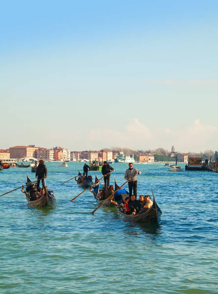 在威尼斯大运河有游客的贡多拉 — 图库照片