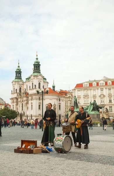 布拉格旧城广场的街头表演者 — 图库照片