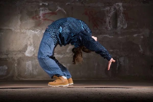 Bailarina Hip Hop Estilo Moderno Sobre Pared Ladrillo —  Fotos de Stock