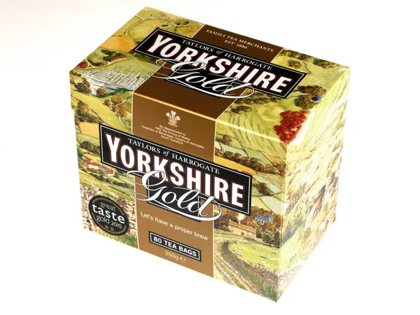 Beyaz Arkaplanda Bir Kutu Altın Yorkshire Çayı — Stok fotoğraf