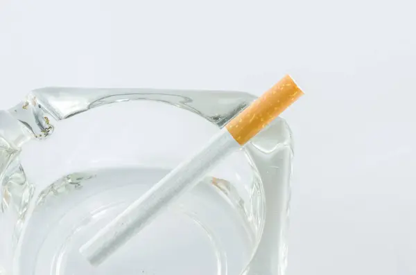 Zigarette Aschenbecher Auf Weiß — Stockfoto