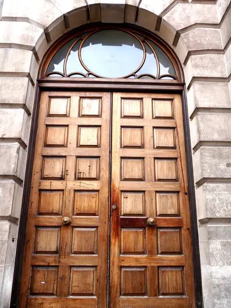 Podwójne Drzwi Budynku Londyn — Zdjęcie stockowe