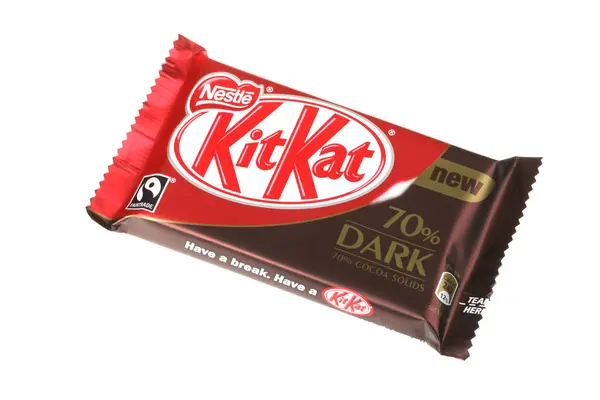 Шоколадная Плитка Kitkat Белом Фоне — стоковое фото