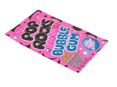 Beyaz arkaplanda bir paket balonlu sakız