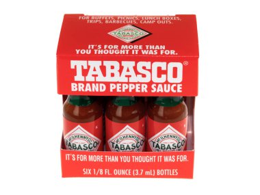 Beyaz arkaplanda acı biber sosu