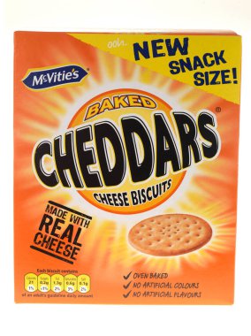 Beyaz arkaplanda Cheddars Peynirli Bisküvileri