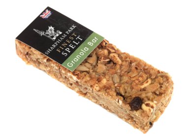 beyaz zemin üzerine granola bar