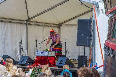 İnsanlar karnaval zamanı takılıyorlar.