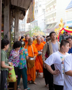 Budist keşişler ve sokaktaki insanlar Faith Hope festivalini seviyorlar. Tayland