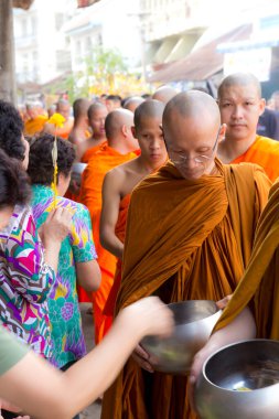 Budist keşişler ve sokaktaki insanlar Faith Hope festivalini seviyorlar. Tayland