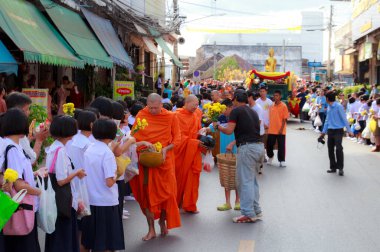 Budist keşişler ve sokaktaki insanlar Faith Hope festivalini seviyorlar. Tayland