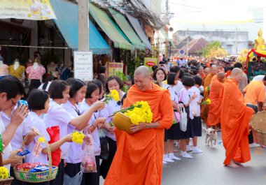 Budist keşişler ve sokaktaki insanlar Faith Hope festivalini seviyorlar. Tayland