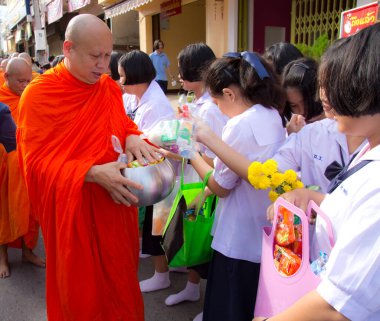 Budist rahiplere sabahları insanlardan yiyecek sunulur.