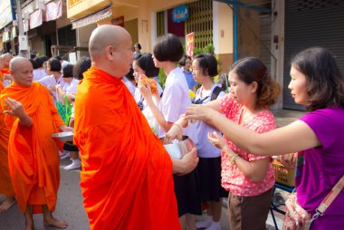 Budist keşişler ve sokaktaki insanlar Faith Hope festivalini seviyorlar. Tayland