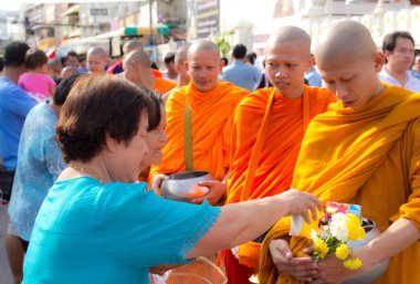 Budist keşişler ve sokaktaki insanlar Faith Hope festivalini seviyorlar. Tayland