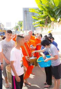 Budist keşişler ve sokaktaki insanlar Faith Hope festivalini seviyorlar. Tayland