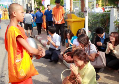 Budist keşişler ve sokaktaki insanlar Faith Hope festivalini seviyorlar. Tayland