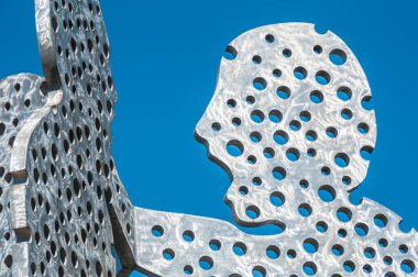 Molekül Adam heykeli, renkli resim