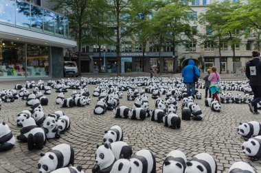  Dünya Vahşi Yaşam Fonu (WWF) tehlike altındaki dev pandaların Almanya 'nın Kiel kentindeki eylemlerine dikkat çekiyor