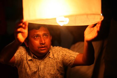 1971 Bangladeş bağımsızlık mücadelesinin şehitleri için aydınlatıcı ve uçan fenerler. Bangladeş İşçi Partisi 'nin 26 Mart 2013' te Dhaka 'da düzenlediği eylem.
