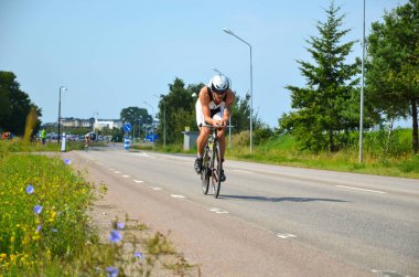 Danimarkalı atlet Jacob Brondum Ironman Kalmar, İsveç 2013 'te eylem halinde.