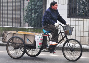 Bisikletli Çinli trafik adamı