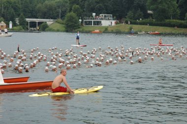 Poznan Polonya 'da Malta' da triatlon yüzme, 04.08.2013