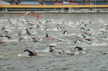 Poznan Polonya 'da Malta' da triatlon yüzme, 04.08.2013