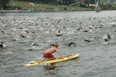 Poznan Polonya 'da Malta' da triatlon yüzme, 04.08.2013