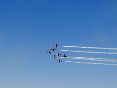 Fransa 'daki bir hava gösterisinde cila uçakları. Gündüz çekimleri. Havacılık kavramı