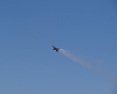 Belçika uçağı F-16. Gündüz çekimleri. Havacılık kavramı