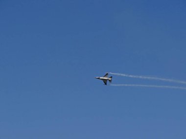 Belçika F-16 uçağı gökyüzünde.