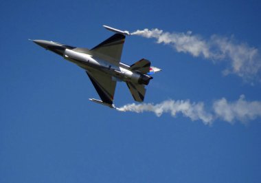 Belçika F-16 uçağı gökyüzünde.