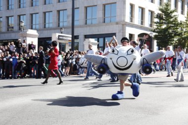 Geçit töreninde Delta uçak kostümü giyen adam.