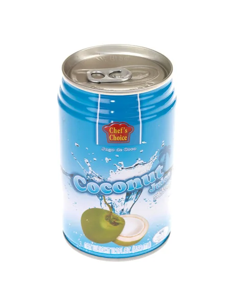 纯白背景的椰子汁罐头 — 图库照片