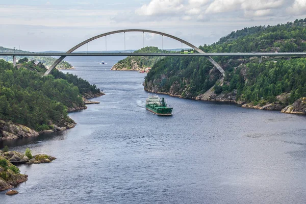 Ringdalsfjord 'da kargo gemisi