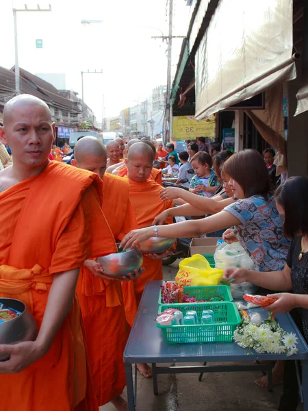 Buddistiska Munkar Och Folk Gatan Hoppas Kärleksfestivalen Thailand — Stockfoto